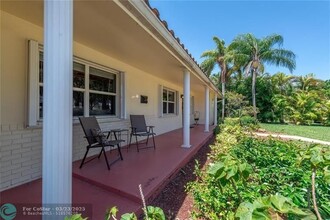 8590 NW 38th Dr in Coral Springs, FL - Foto de edificio - Building Photo