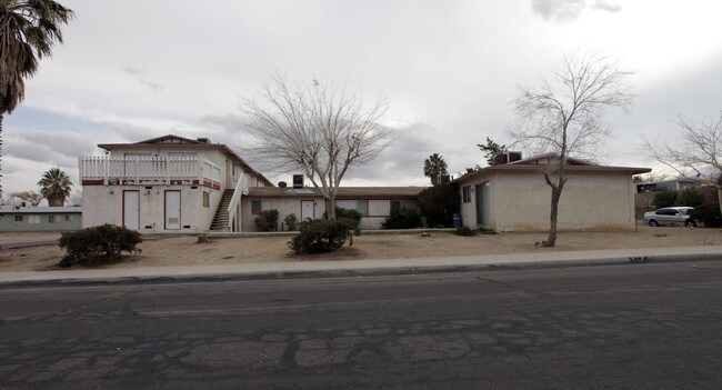 701 Upton Dr in Barstow, CA - Foto de edificio - Building Photo