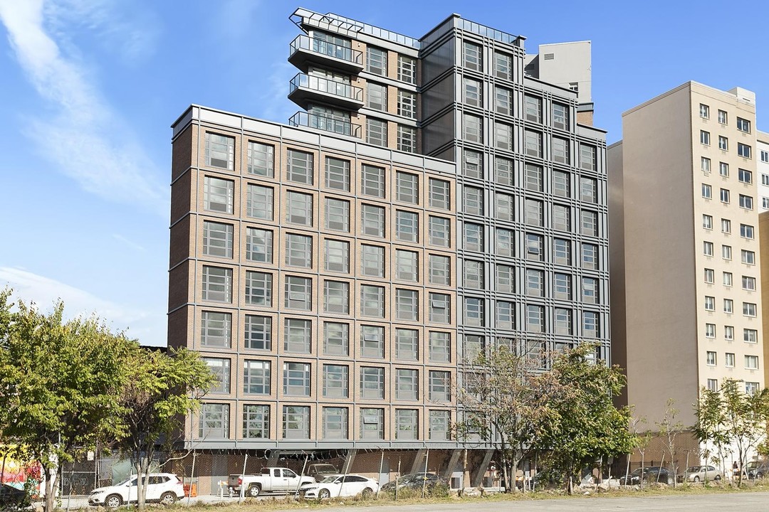 Bridgeline in Bronx, NY - Foto de edificio