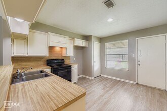 1611 Hazelwood St in Conroe, TX - Foto de edificio - Building Photo