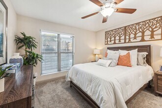 10751 Meadowglen Ln in Houston, TX - Building Photo - Building Photo