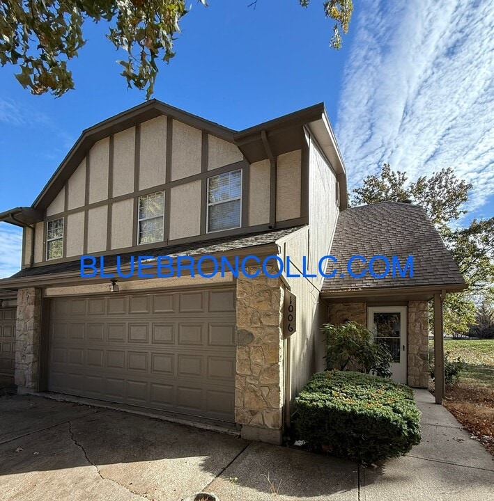1002-1006 NW Porter Ct in Blue Springs, MO - Building Photo