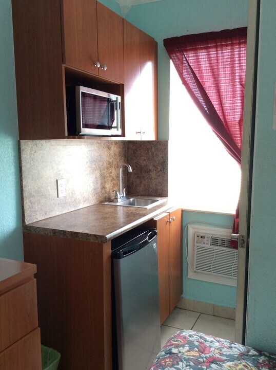 903 W 1st Ave in Hialeah, FL - Building Photo