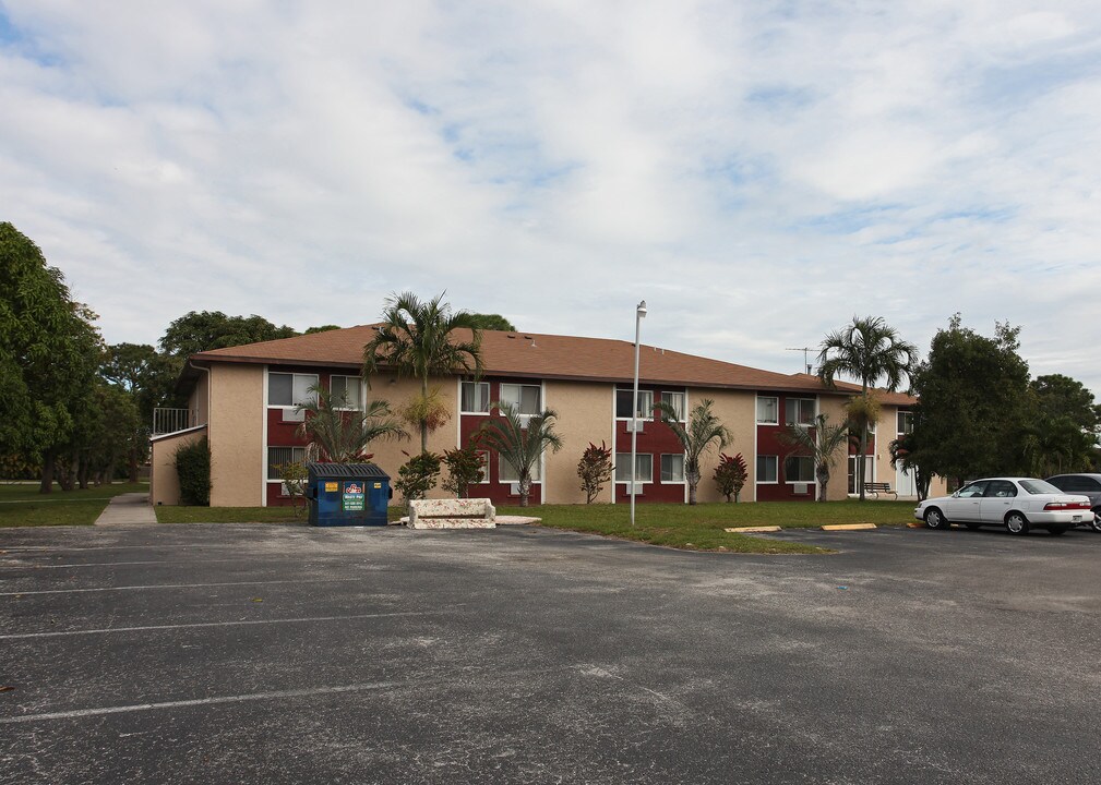 Wedgewood Apartments in West Palm Beach, FL - Foto de edificio