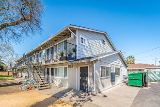 Redwood Manor Apartments in Woodland, CA - Building Photo - Building Photo