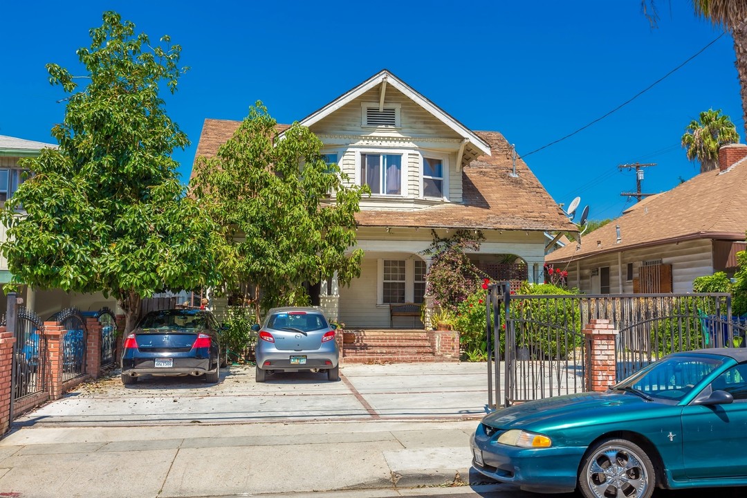 1351 N Las Palmas Ave in Los Angeles, CA - Foto de edificio