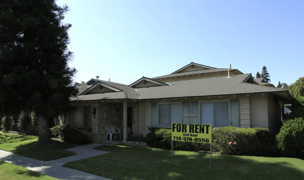 2327 E Omega Ave in Anaheim, CA - Building Photo