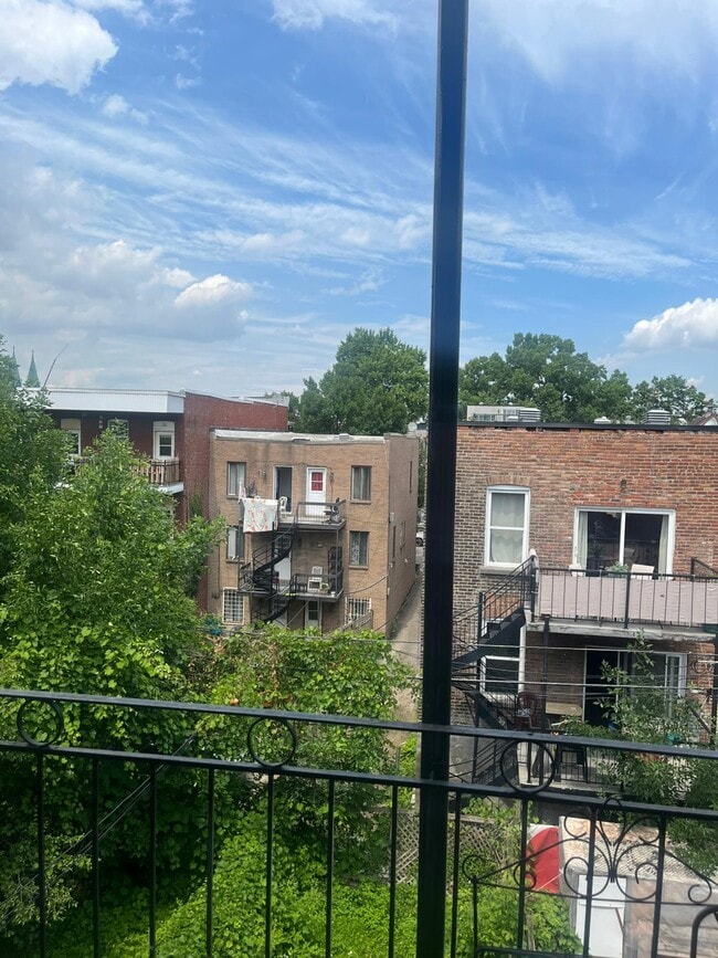 599 Av. Bourbonnière in Montréal, QC - Building Photo - Building Photo