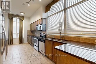 9225 Jane St in Vaughan, ON - Building Photo - Building Photo