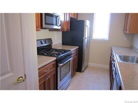 318 Tondo Cir in Harriman, NY - Building Photo