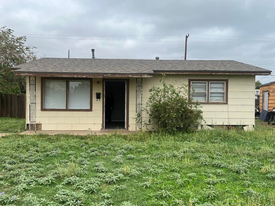 2411 E 30th St in Lubbock, TX - Foto de edificio