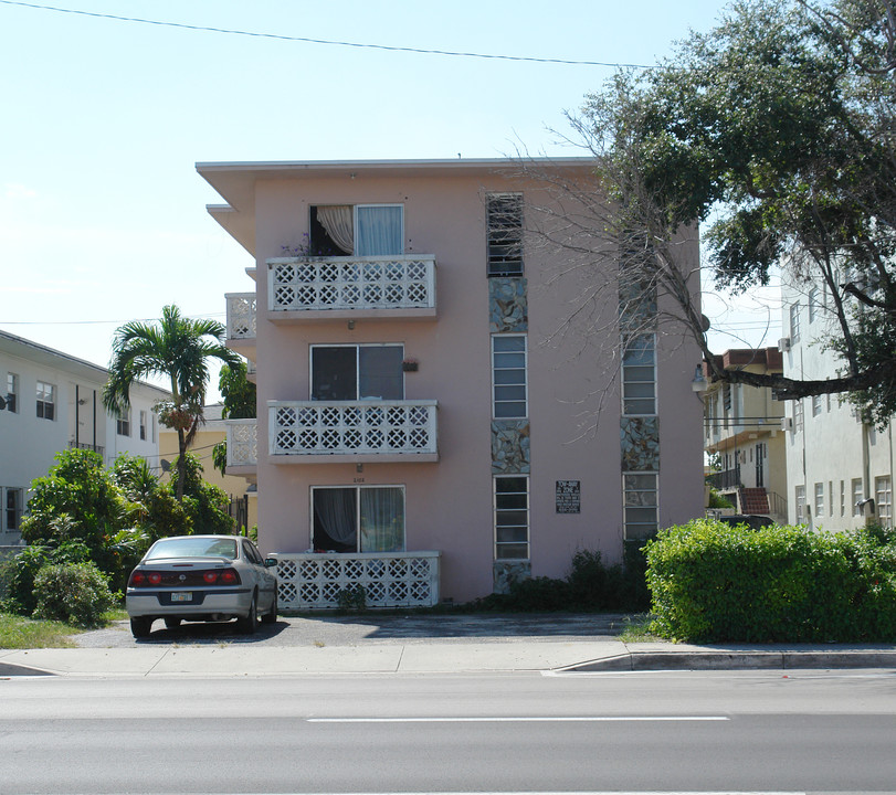 2108 SW 1st St in Miami, FL - Foto de edificio