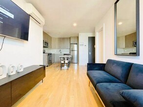 Furnished room/NOT APARTMENT, Unit 7E in Brooklyn, NY - Foto de edificio - Building Photo
