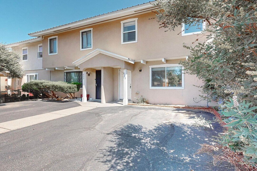 621 Grecian Ln NW in Albuquerque, NM - Building Photo