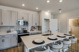 517 Emory Crossing Blvd in Hutto, TX - Foto de edificio - Building Photo