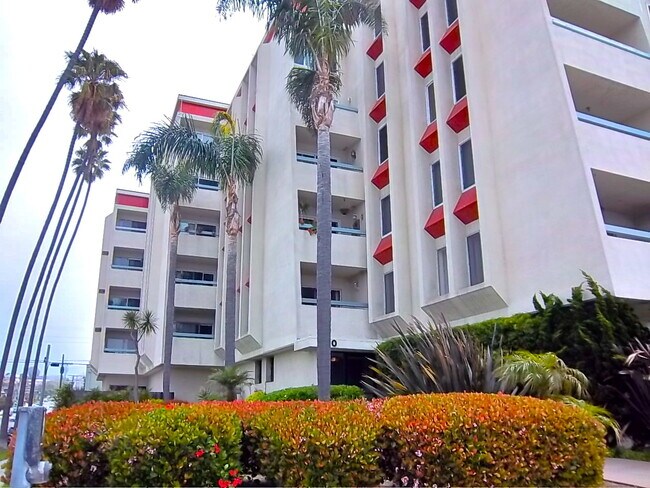 200 S Catalina Ave in Redondo Beach, CA - Foto de edificio - Building Photo