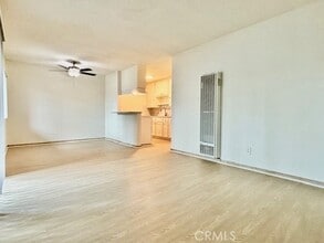 12425 Harris Ave in Lynwood, CA - Foto de edificio - Building Photo