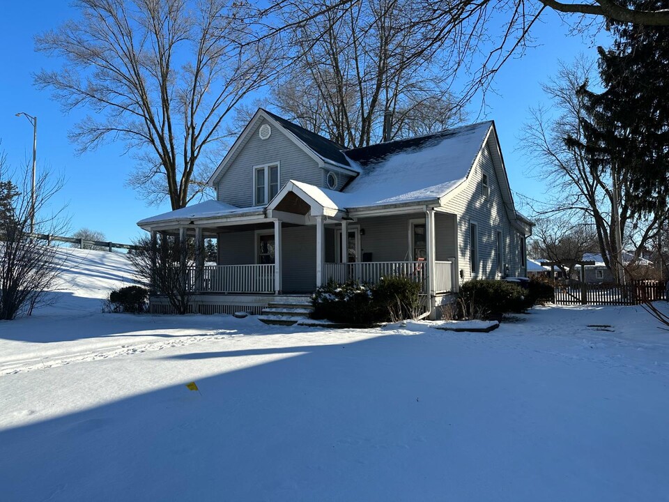 630 E 4th Ave in Naperville, IL - Foto de edificio