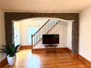 11 Meadow St in Westfield, MA - Building Photo - Building Photo