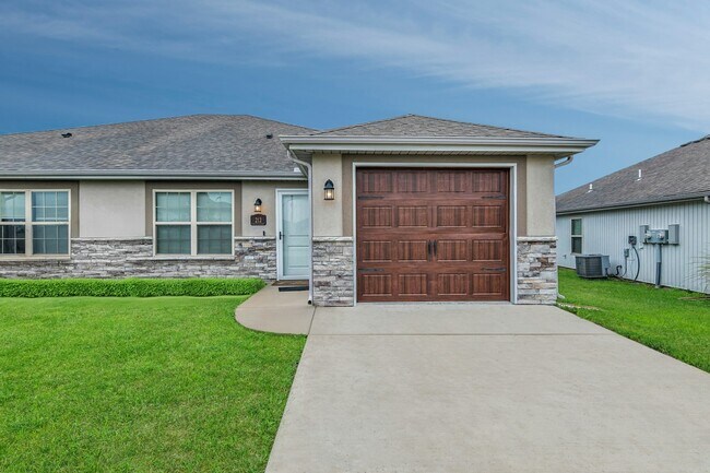 210 SW Laurel Dr in Blue Springs, MO - Foto de edificio - Building Photo