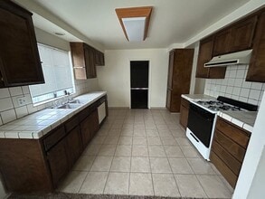 3110 S Giddings St in Visalia, CA - Building Photo - Building Photo