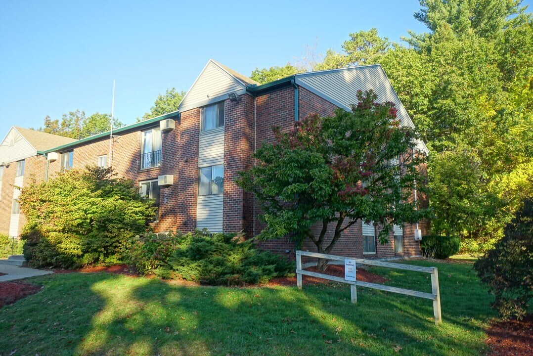 109 English Village Rd in Manchester, NH - Building Photo