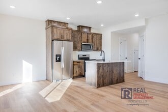 1745 Ammon St in Pocatello, ID - Foto de edificio - Building Photo