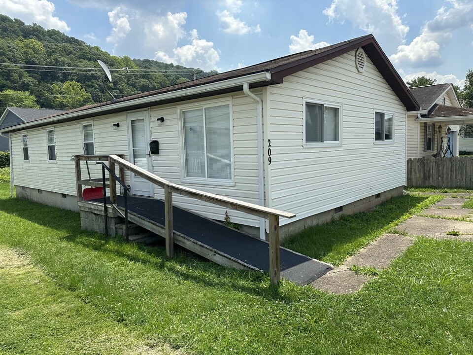 209 Dupont Ave in Nitro, WV - Building Photo