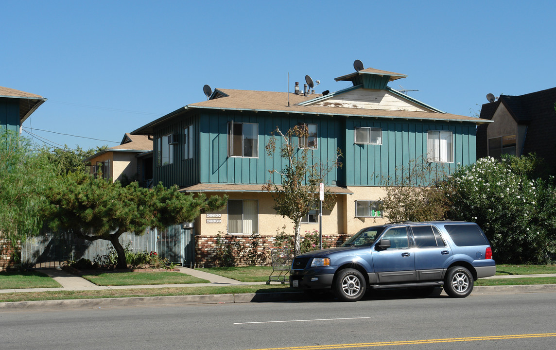 6138-6142 Coldwater Canyon Ave in North Hollywood, CA - Building Photo