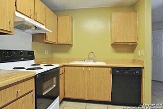 7318 Corian Park Dr in San Antonio, TX - Foto de edificio - Building Photo