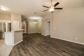 1465 Lake Shore Ranch Dr in Seffner, FL - Building Photo - Building Photo