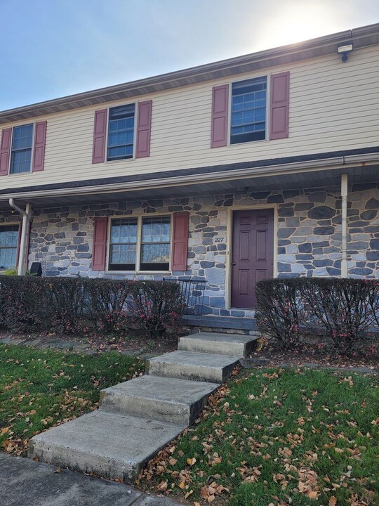 227 Spencer Ave in Leola, PA - Building Photo