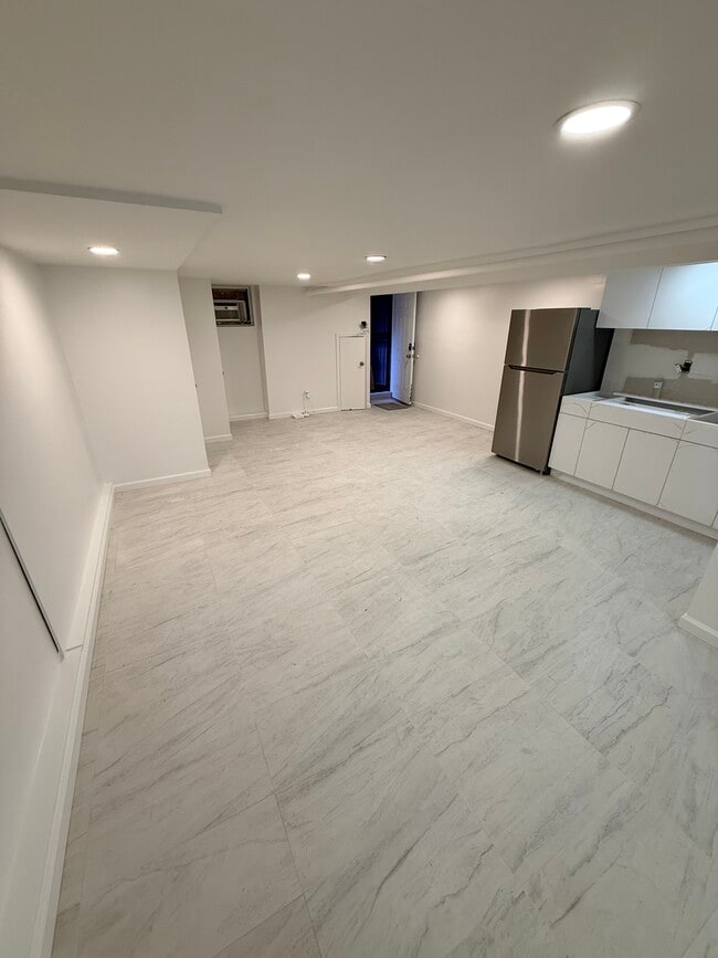 2068 33rd St, Unit Lower Level, Unit Lower Level