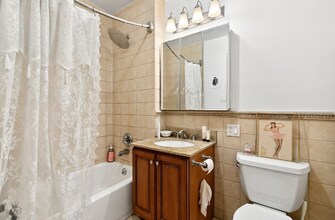 65 W 70th St in New York, NY - Foto de edificio - Building Photo