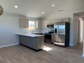 1320 E Iris Ave, Unit 2 in McAllen, TX - Building Photo - Building Photo