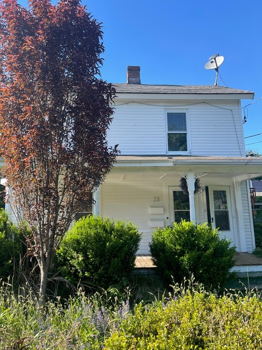 23 W Center St, Unit 3 bedroom in Northampton, MA - Building Photo