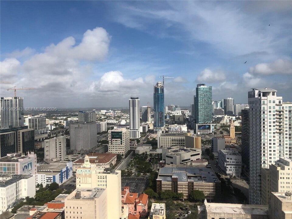 151 SE 1st St in Miami, FL - Building Photo