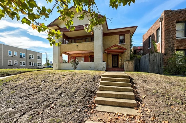 property at 2417 N Robinson Ave