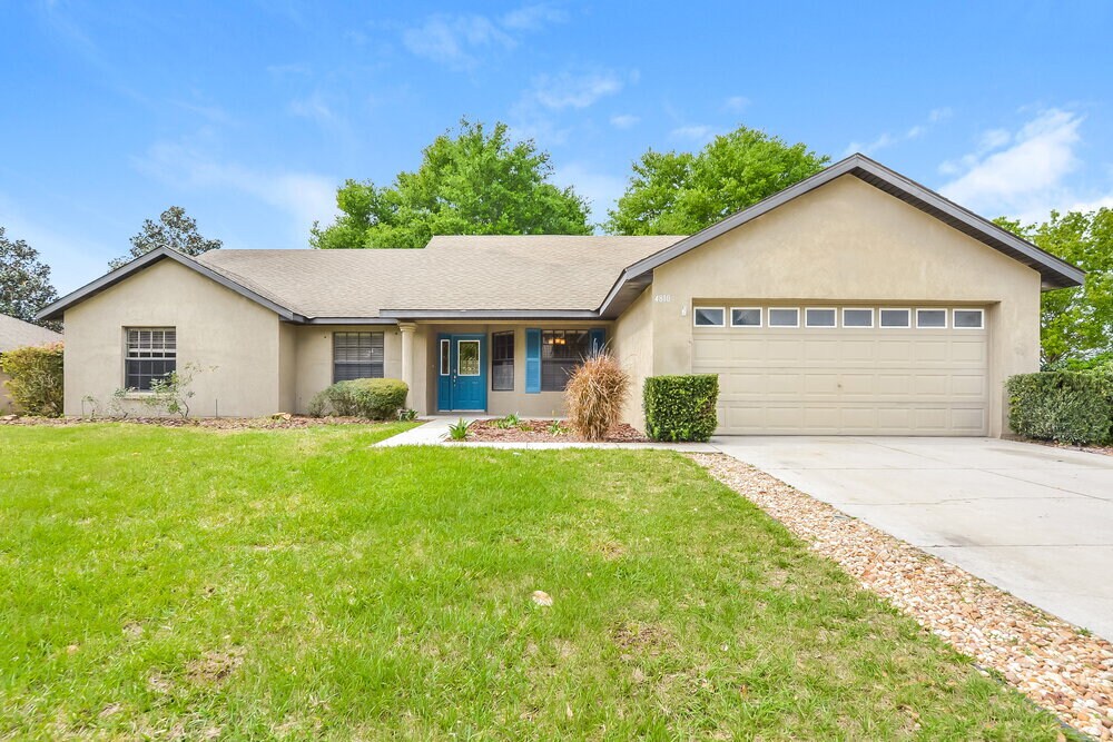 4810 Marsh Harbor Dr in Tavares, FL - Building Photo