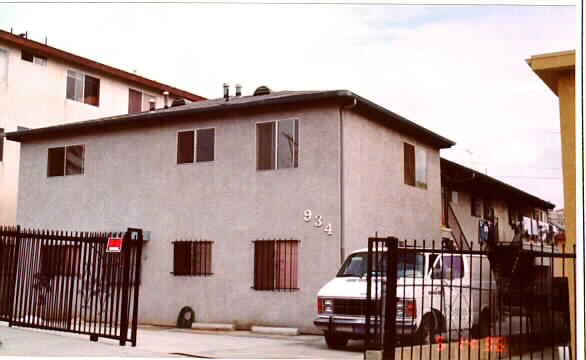 934 White Knoll Dr in Los Angeles, CA - Foto de edificio - Building Photo