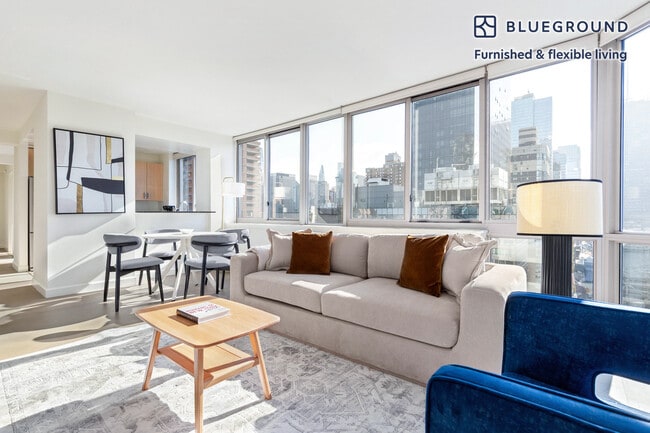 561 10th Ave in New York, NY - Building Photo - Building Photo