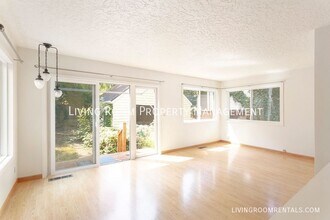 3740 SE Tibbetts St in Portland, OR - Building Photo - Building Photo