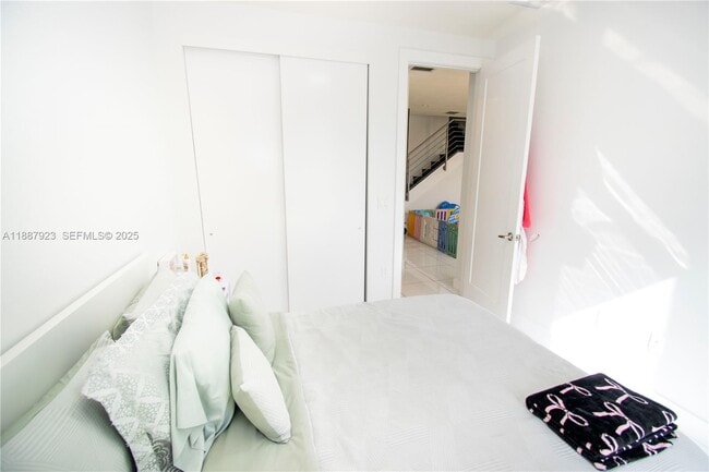 6320 NW 104th Path in Medley, FL - Foto de edificio - Building Photo