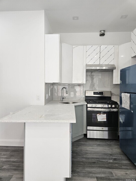 21-24 21st Rd-Unit -2 in Queens, NY - Building Photo