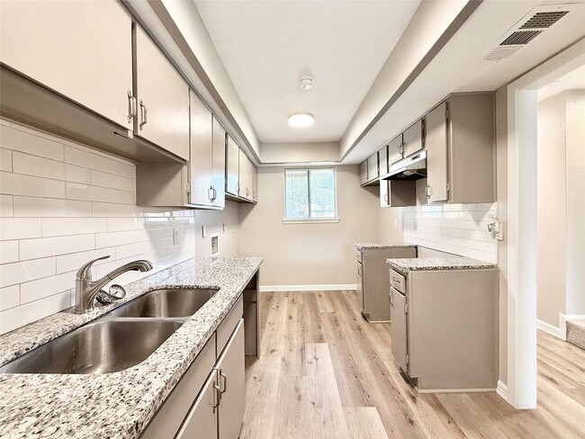 7980 Grove Ridge Dr in Houston, TX - Building Photo - Building Photo