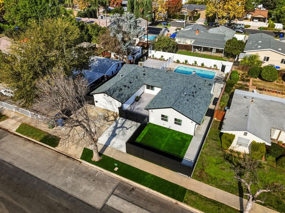 22255 Wyandotte St in Canoga Park, CA - Building Photo