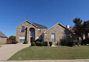 3921 Lakeside Dr in The Colony, TX - Building Photo