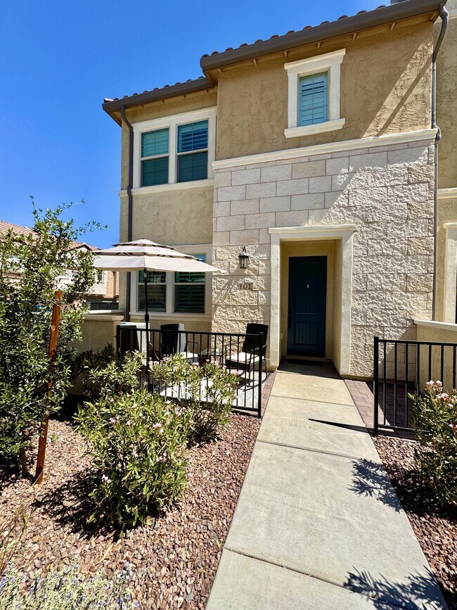 property at 1823 E Chelsea Ln