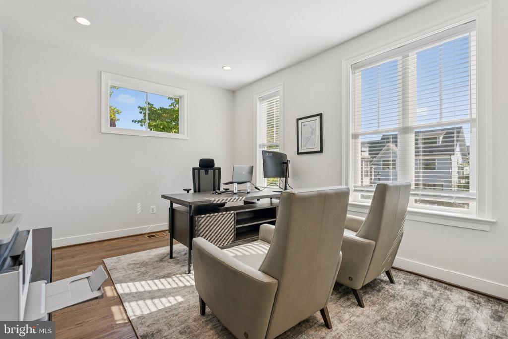 10010 Fleming Ave in Bethesda, MD - Building Photo