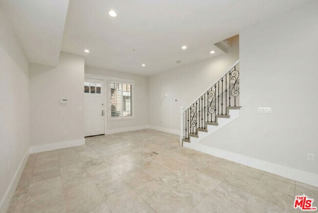 2020 Holly Dr in Los Angeles, CA - Building Photo - Building Photo